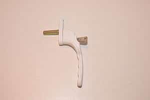 Winlock raamhendel/raamgreep  Rechts afsluitbaar Krom HOH bevestigings maten= 43mm / lengte stift= 36mm.