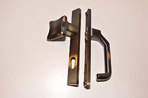 Deurkruk/Deurklink/Deurgreep Complete set.  vaste knop  Goud/Zwart  / PC92/  HoH Boven-midden: 98mm / Boven-Onder: 227mm / Lengte= 240mm / Breedte= 30mm  (klink) (greep) (hendel) (kruk) (deurgreep) (deurkruk) (deurklink) (deurbeslag) (beslag)   Massief Messing wordt gebruikt voor houten deuren voordeuren.