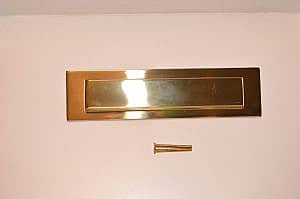 Brievenbus Goud/Messing Buitenklep / Lengte= 327mm / Breedte= 85mm (brievenbus) (goud) (messing) (buitenklep) (huis) (deur) (tochtklep) (deurklep) (briefklep)  dit wordt voor houten voordeuren  gebruikt. dit is  enkel de buitenklep! Messing goud.