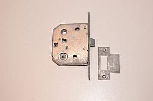 Lips Slot 134787 Bruynzeel  Lengte= 154mm Breedte= 18mm (slot) (lips) (dag en nachtslot) (sluiting) (beslag) (binnen deur beslag) loopslot  Licht beschadigd.Wordt gebruikt veelal voor binnendeuren van hout. makkelijk te monteren. .