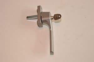 Axa raamkrukje afsluitbaar 8x40  (raamkruk) (kruk) (raamboompje) (raamgreep) (afsluitbaar) (greep) (greepje) (raamhendel) (hendel) (klink) (raamklink) (raam klink)