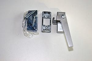 Nemef VH raamsluiting NM M/Knop 51PK Din Rechts RS SKG met druknop voor naar buiten draaiende ramen.  (raamsluiting) (rechts) (slotje) (sluiting) (raamgreep) (greep) (klink) (raamklink) (raamhendel) (hendel) (haak) (raamboom)