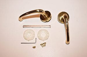 Valli Valli messing deurkruk op rond rozet gebogen model . DEURKR M/ROZ VV H  41R MES