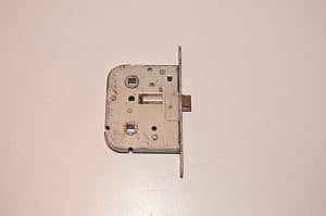 Nemef Dag slot Din rechts/ Lengte= 153mm / Breedte = 17mm  (nemef) (slot) (dag slot) (deur) (Raam) Beschadigd. wordt gebruikt voor binnendeuren in huis.  (deurbeslag) (beslag) (binnen deur) (wc deur) (wc sluiting)