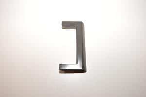 schuifpui/schuifraam  greep vast / schuin donker grijs met een bruine tint .