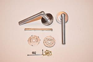 Ecostile design deurkruk mat zilver geborsteld op rond rozet ES italy brev